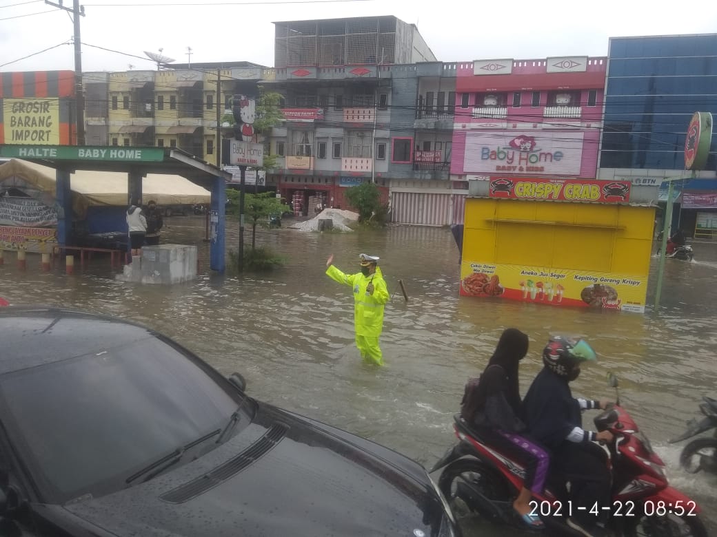 Hujan Turun Sejak Malam Tadi, Kasat Lantas Polresta Pekanbaru Berjibaku Atur Lalu Lintas